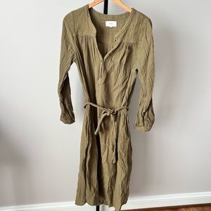 Excellent used Xirena Dress with tie! Size Large